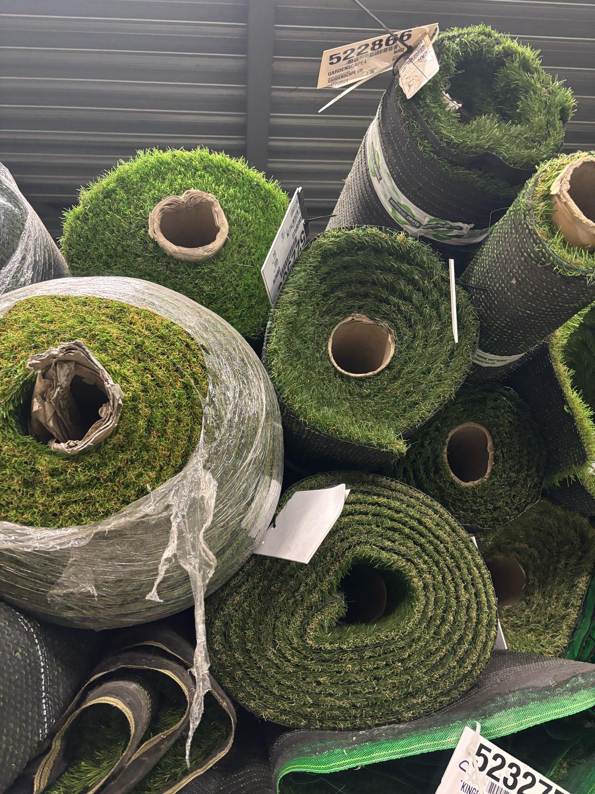 Neue Kunstrasenrollen von vorne