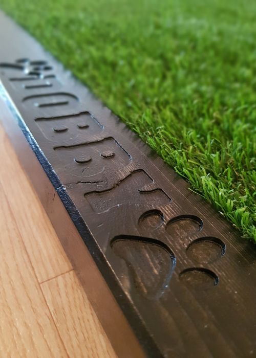 Kunstrasen hundedecken Rahmen mit Namengravur - Dunkelbraun