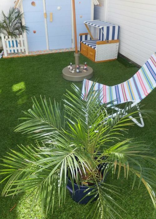 Sommerlich gestaltet Kunstrasen im Garten
