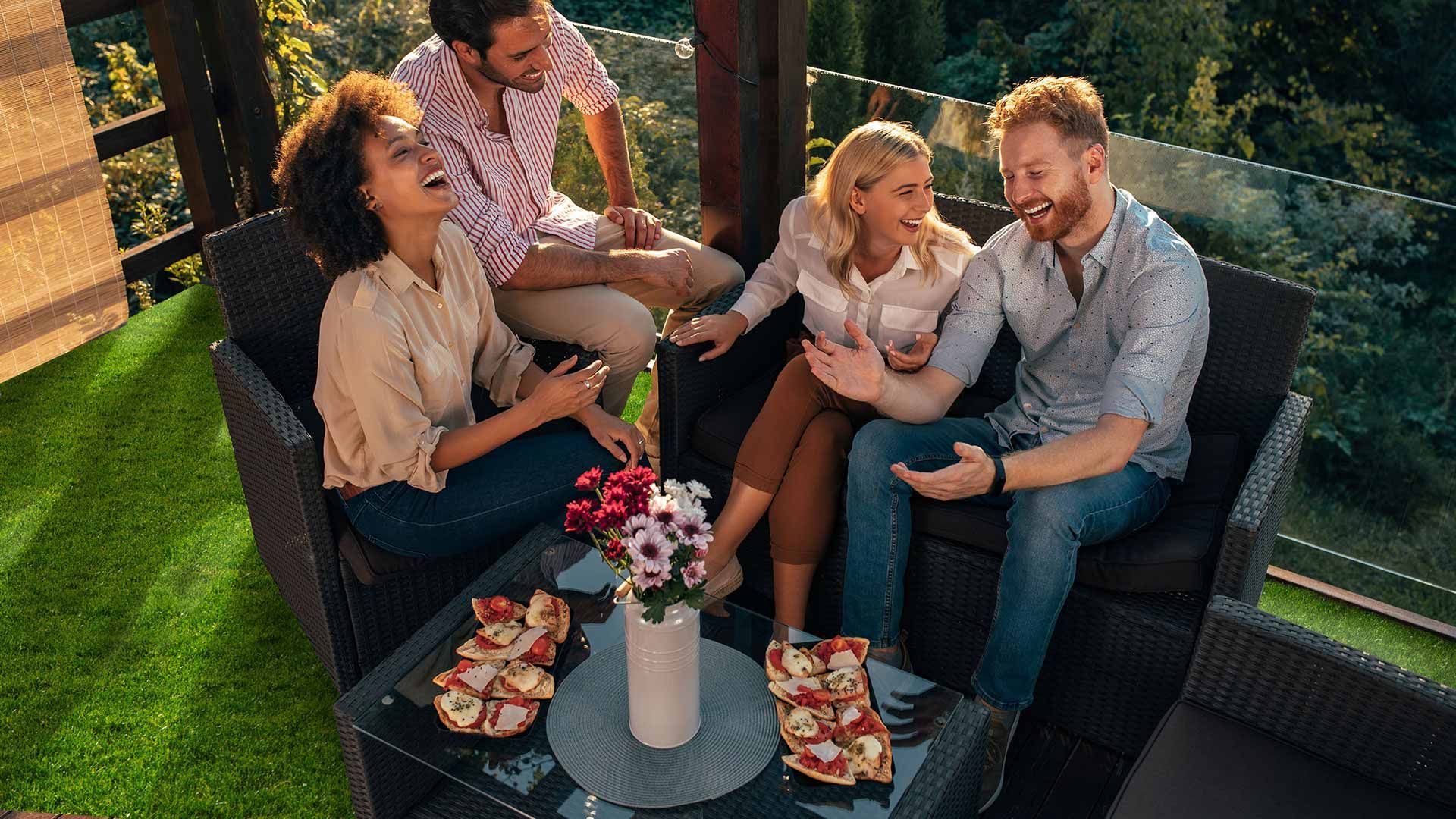 Fröhliche Menschen auf Balkon
