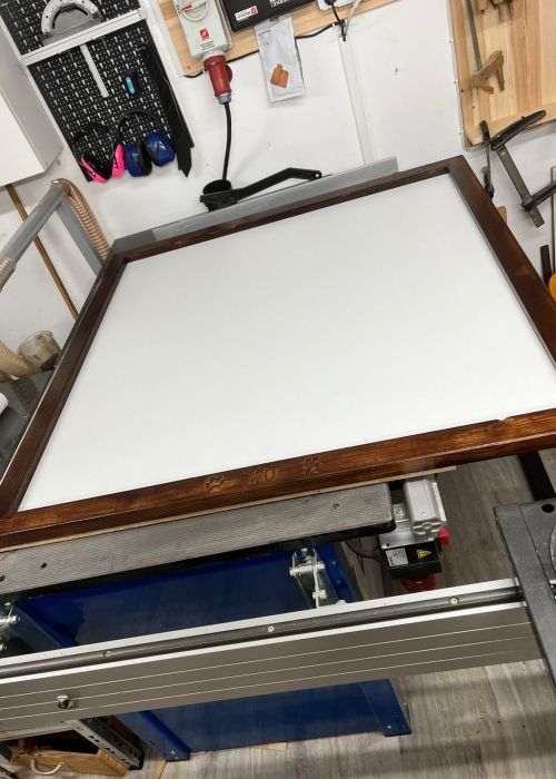 Anfertigung Kunstrasen hundedecken Rahmen mit Namengravur - Dunkelbraun