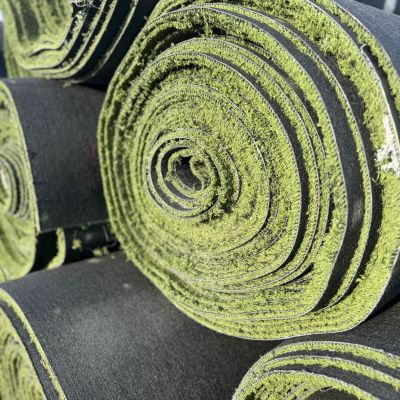 Hockeykunstrasen Rolle von vorne mit schwarzen Untergrund