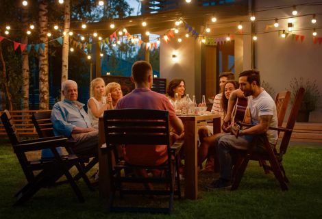 Feier auf der Terrasse mit Kunstrasenboden