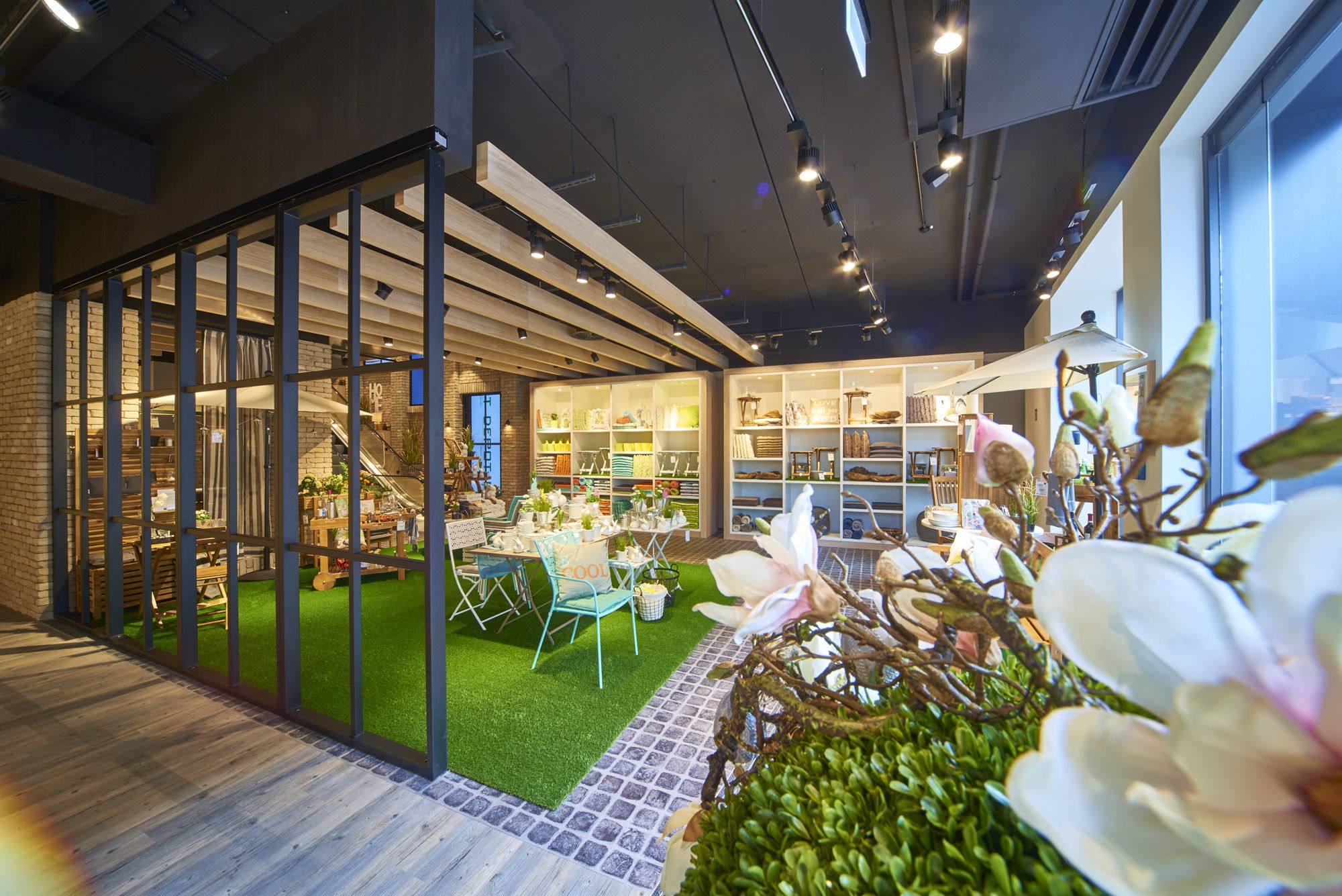 Ausstellungsraum mit Kunstrasen