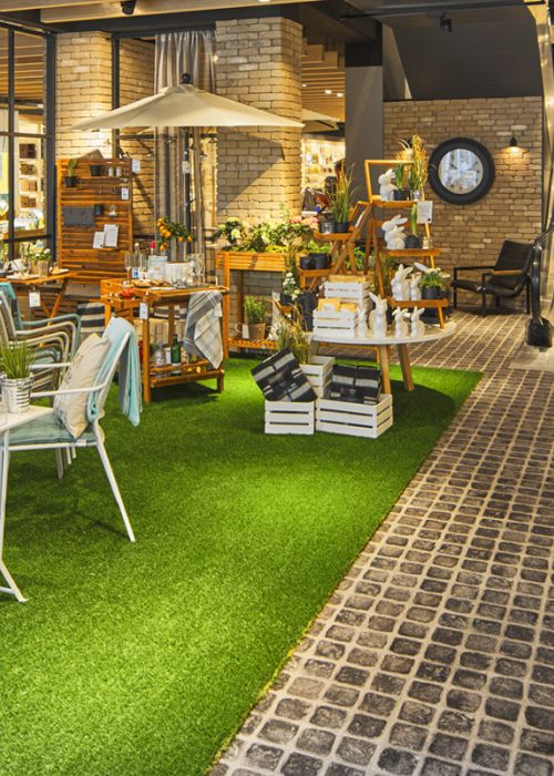 Verkaufsraum mit Kunstrasen als Boden