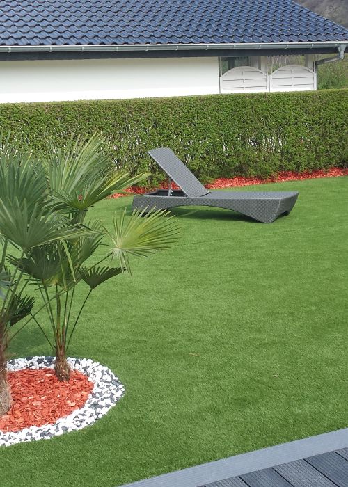 Kunstrasen im Garten mit einer Liege drauf