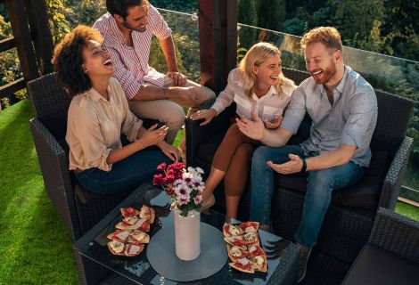 Balkon Feier mit Kunstrasenboden