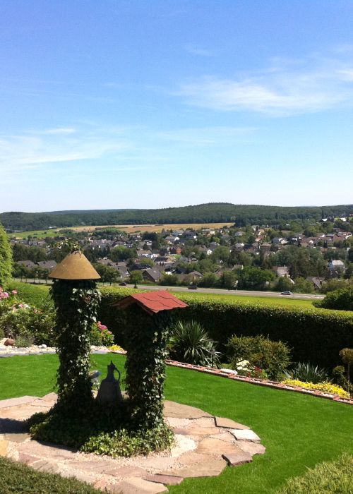 Pflastersteine und Kunstrasen im Garten mit aussicht auf Stadt