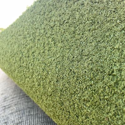 Grüner gepflegter Kunstrasen