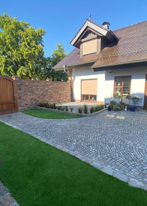 Haus innenhof mit Kunstrasen