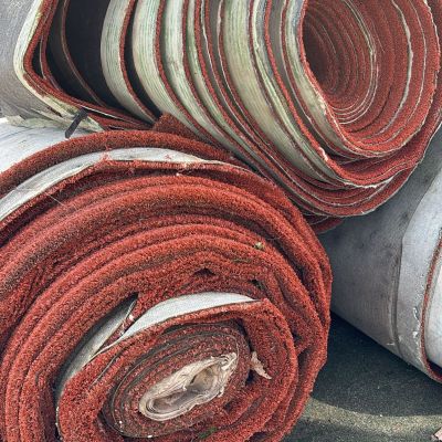 Haufen Kunstrasen Rollen von vorne