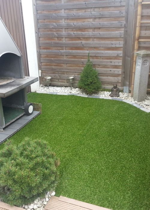 Kunstrasenboden in der Grillecke