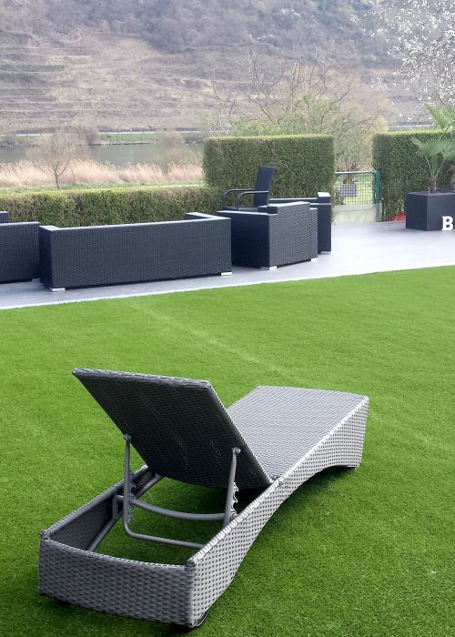 Garten mit Kunstrasen und einer Liege drauf