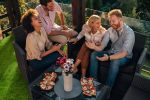 Fröhliche Menschen auf Balkon