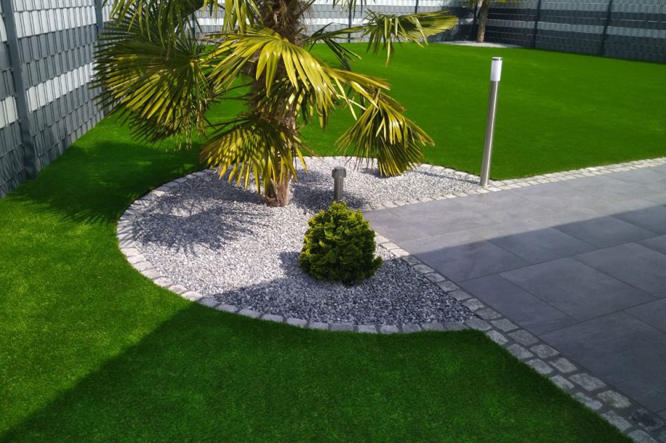Kunstrasen im  Garten mit Pflastersteinen