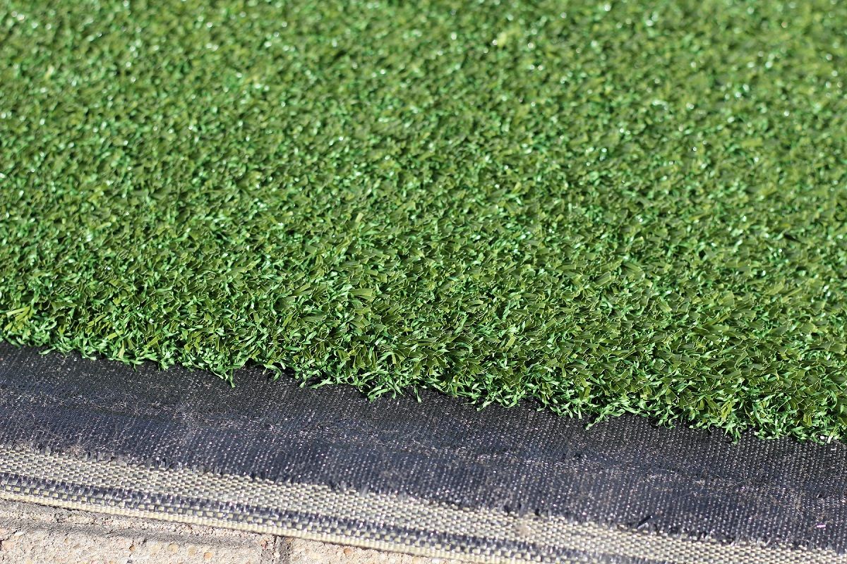 Neuer Kunstrasen mit schwarzen Rand